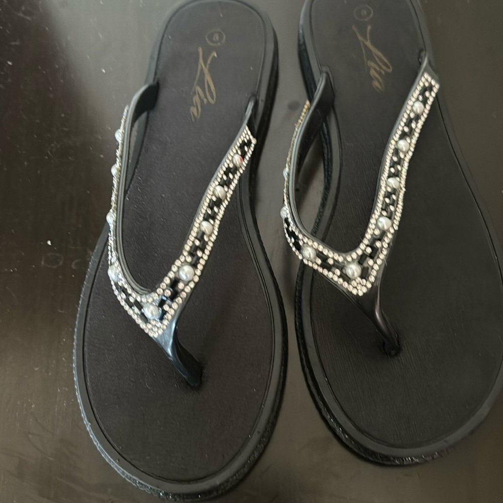 Lia size 8 black flip flops with sparkles